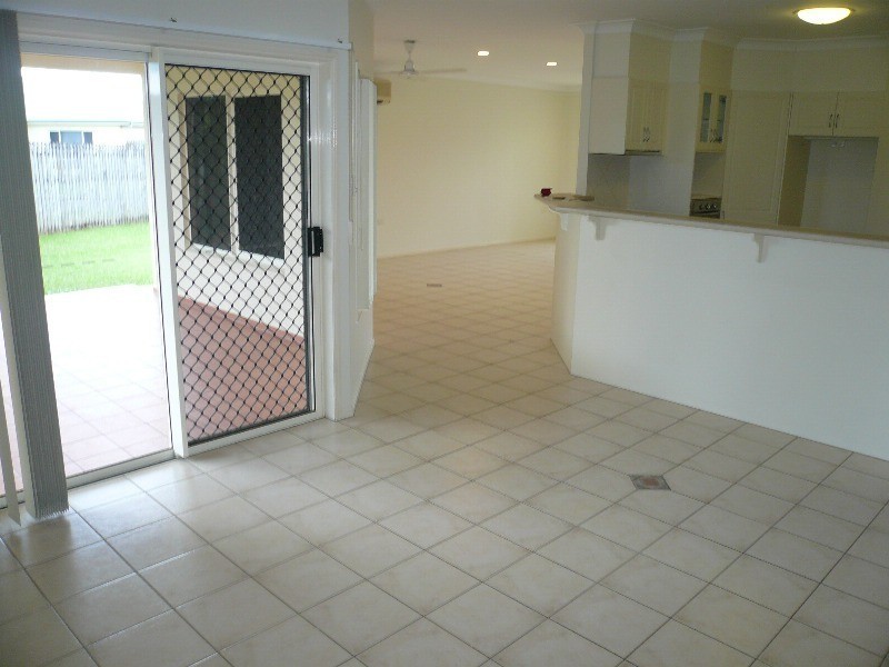 3 Colonial Close, Redlynch QLD 4870