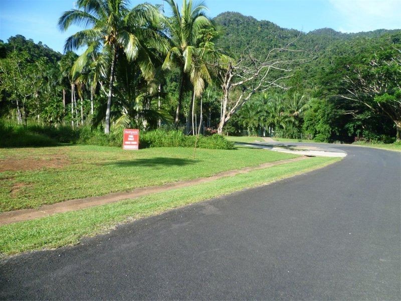 25 Zanzoo Close, Redlynch QLD 4870
