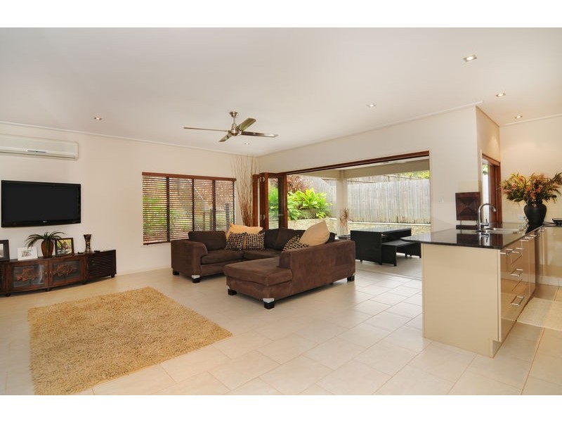 18 Davidson Close, Redlynch QLD 4870