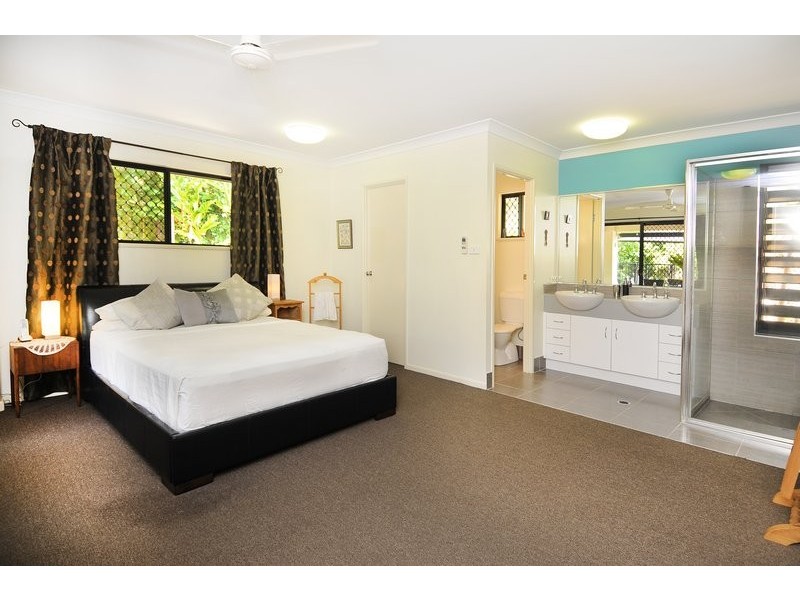 7 Stapleton Close, Redlynch QLD 4870