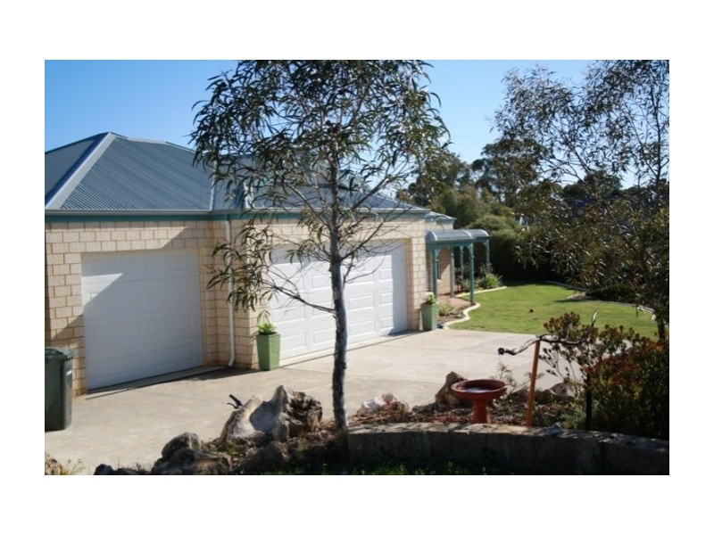 10 Lipscombe Place, Golden Bay WA 6174