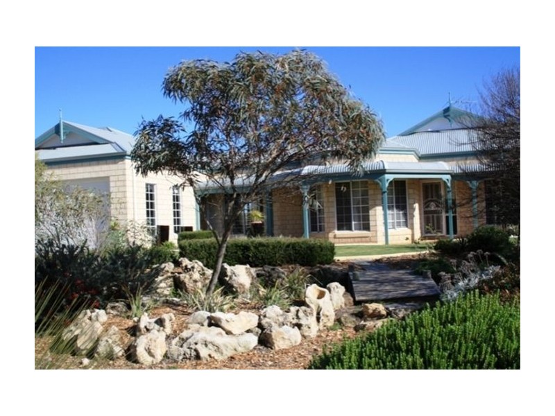 10 Lipscombe Place, Golden Bay WA 6174