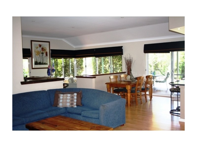 10 Lipscombe Place, Golden Bay WA 6174