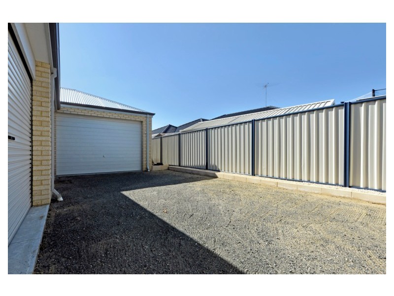 5 Roseburg Court, Meadow Springs WA 6210