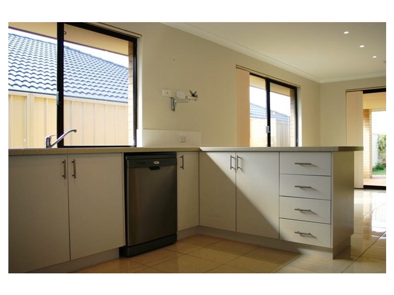 6 Lismore Ridge, Lakelands WA 6180