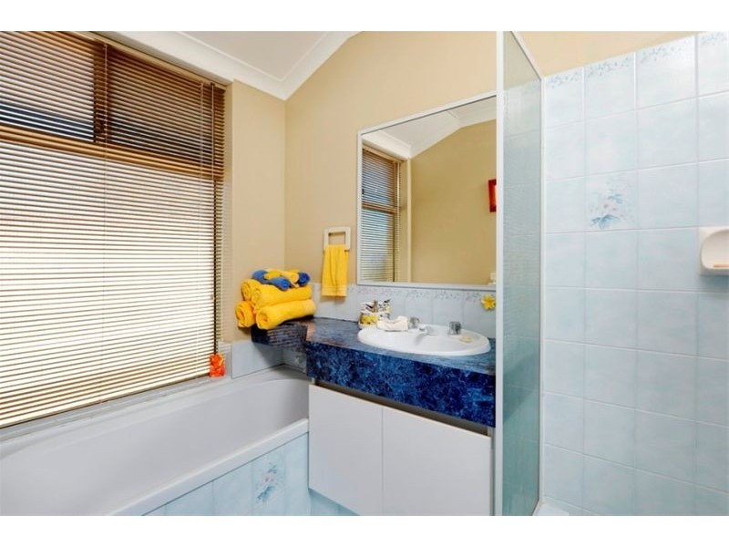11 Coppercups Place, Halls Head WA 6210
