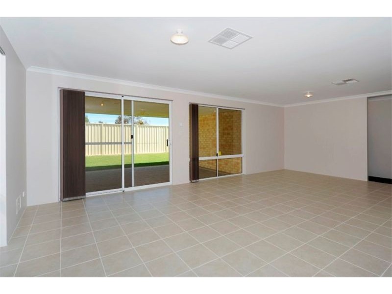 64 Highcliffe Circle, Lakelands WA 6180