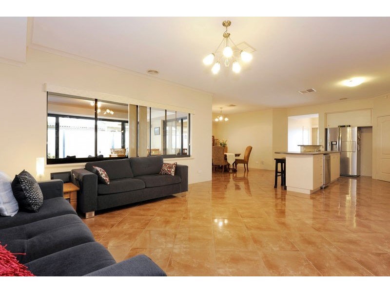 33 Macquarie Boulevard, Hammond Park WA 6164