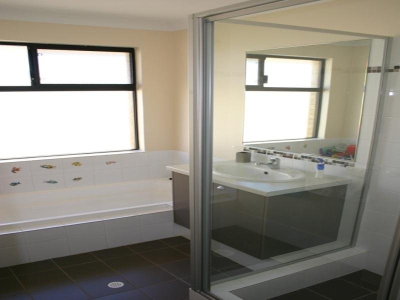 30 Albina Chase, Lakelands WA 6180