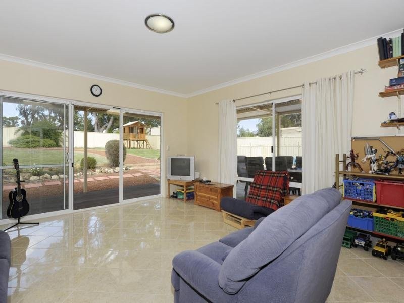 12 Bookara View, Lakelands WA 6180