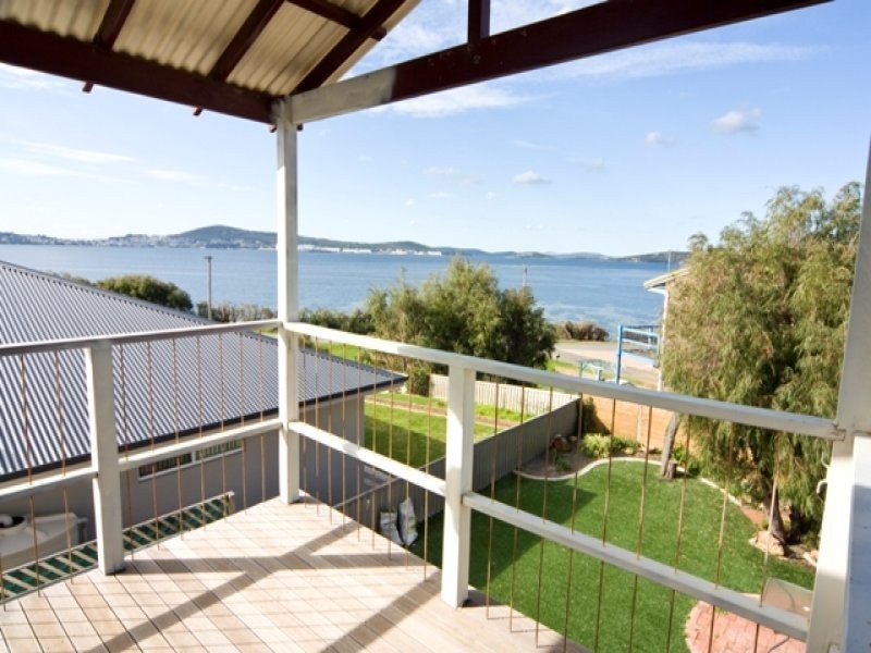 181 Bay View Drive, Little Grove WA 6330