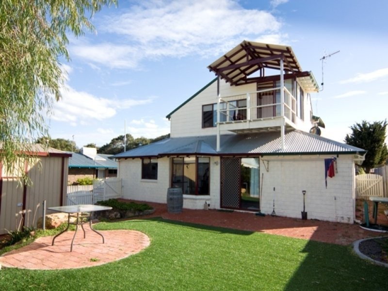 181 Bay View Drive, Little Grove WA 6330