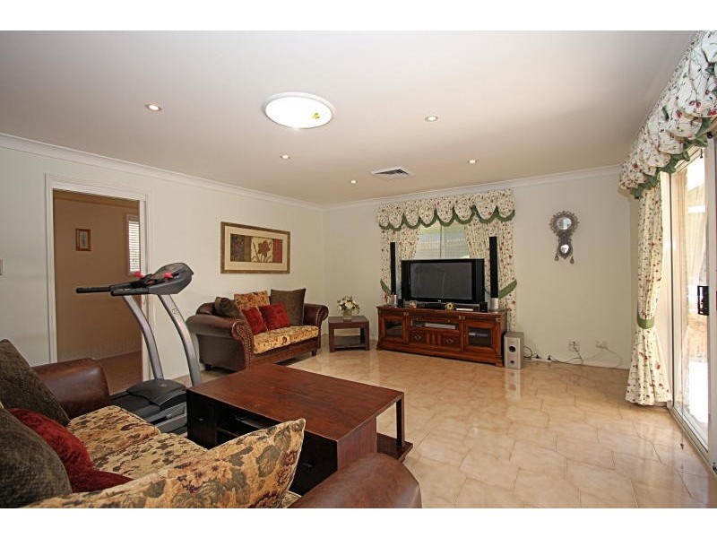 15 Strathalbyn Drive, Oatlands NSW 2117