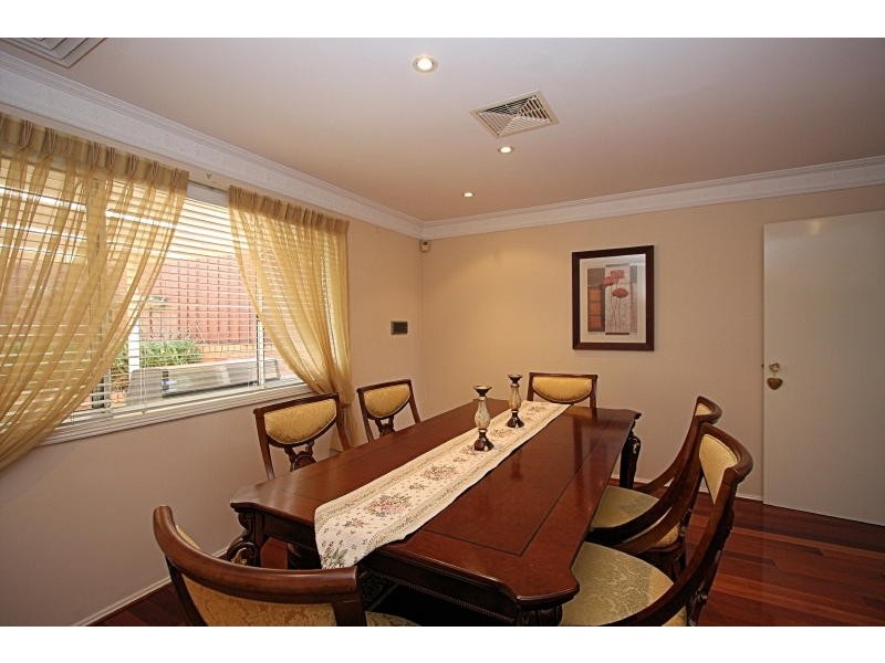 15 Strathalbyn Drive, Oatlands NSW 2117