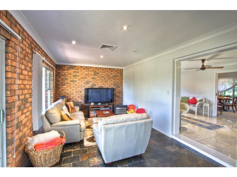 15 Burton Ave, Northmead NSW 2152