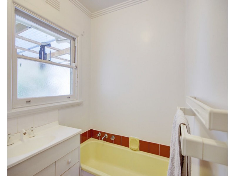 13 Cheltenham Road, Newcomb VIC 3219