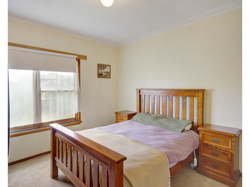 13 Cheltenham Road, Newcomb VIC 3219