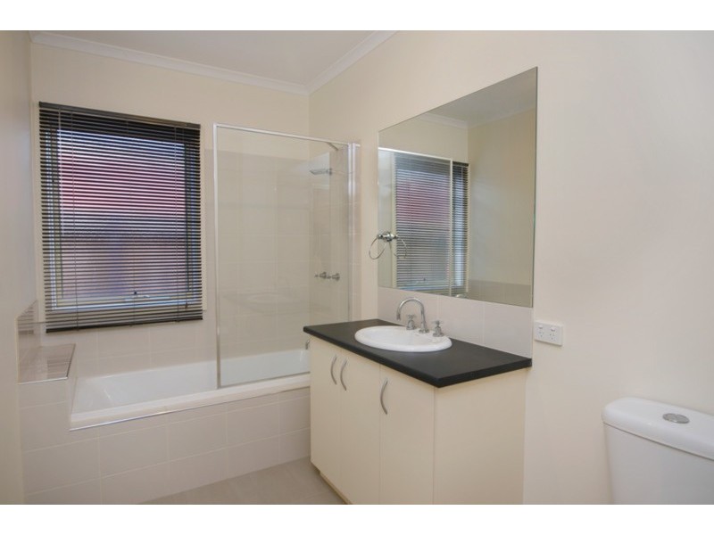 2/6 Solomon Court, Breakwater VIC 3219