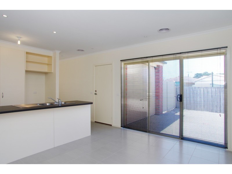 3/6 Solomon  Court, Breakwater VIC 3219