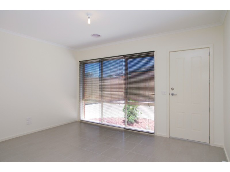3/6 Solomon  Court, Breakwater VIC 3219