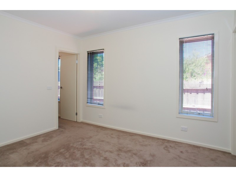 3/6 Solomon  Court, Breakwater VIC 3219
