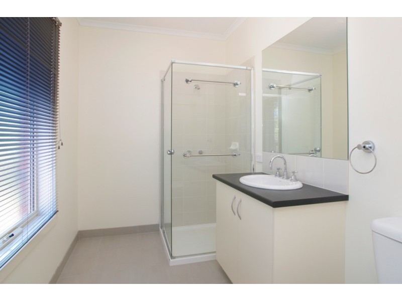 3/6 Solomon  Court, Breakwater VIC 3219