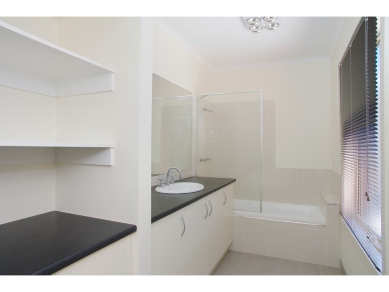 3/6 Solomon  Court, Breakwater VIC 3219