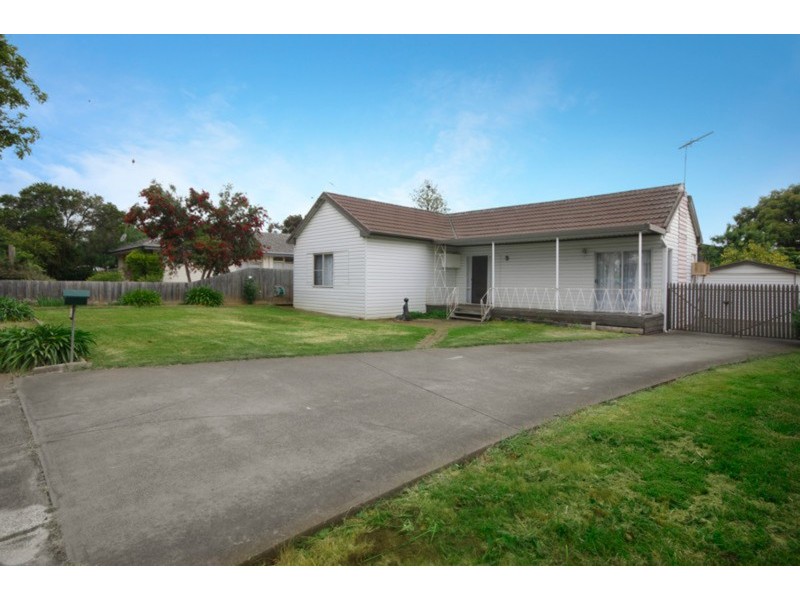 24 Roberts Road, Belmont VIC 3216