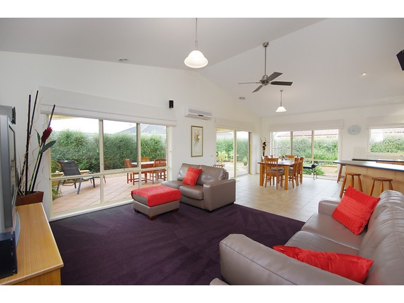 4 Carstairs  Close, Grovedale VIC 3216