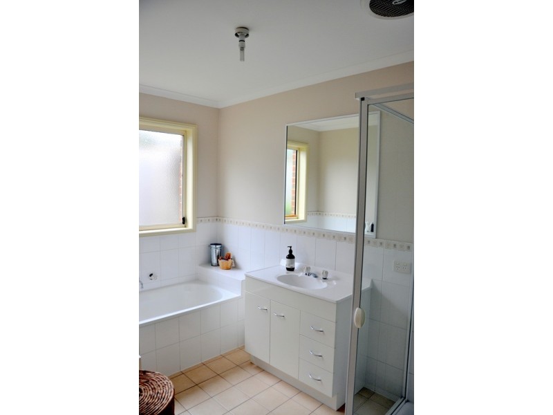 2/17 Thwaites Close, Highton VIC 3216