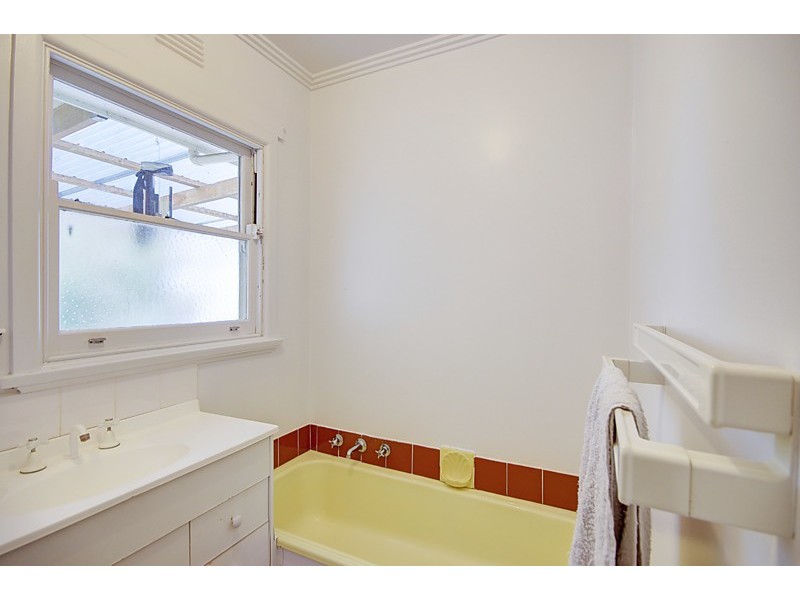 13 Cheltenham Road, Newcomb VIC 3219