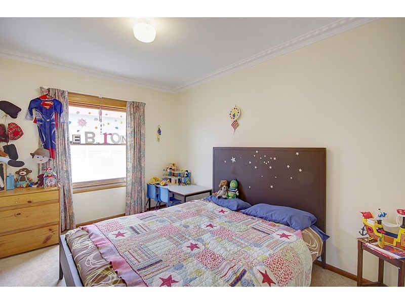 13 Cheltenham Road, Newcomb VIC 3219