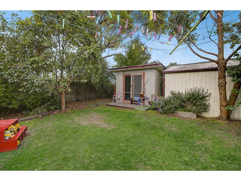 13 Cheltenham Road, Newcomb VIC 3219