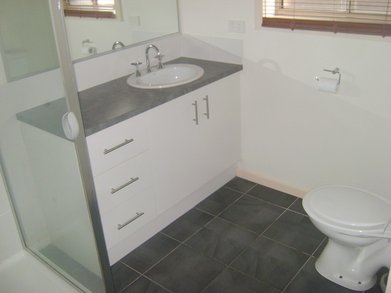 2/166 Barwarre Road, Grovedale VIC 3216