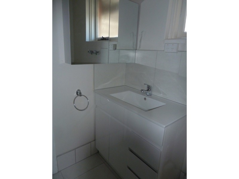 1/2 Edinburgh Avenue, Herne Hill VIC 3218