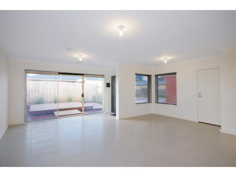 2/6 Solomon Court, Breakwater VIC 3219