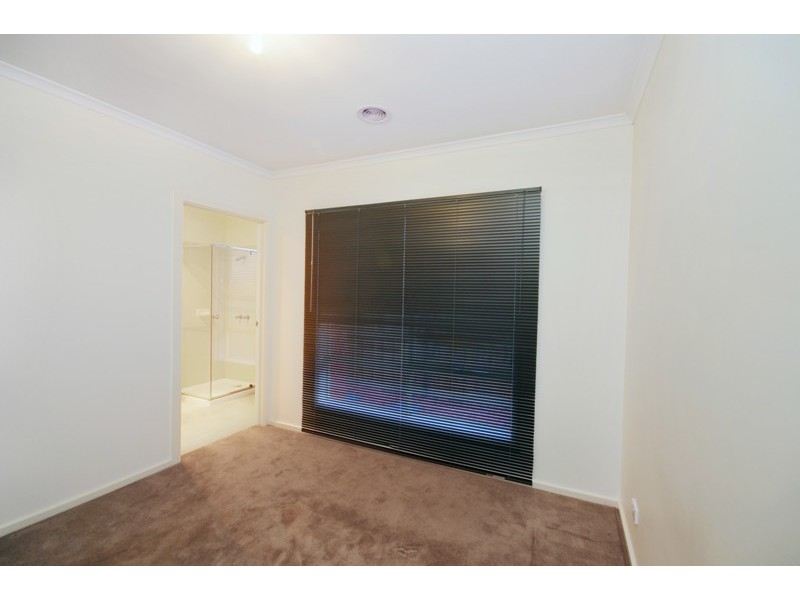 2/6 Solomon Court, Breakwater VIC 3219