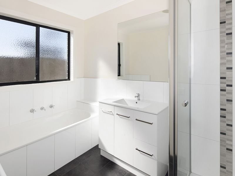 2/4 Barwarre Road, Marshall VIC 3216
