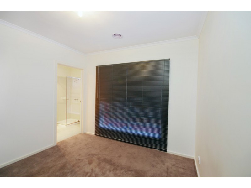2/6 Solomon Court, Breakwater VIC 3219