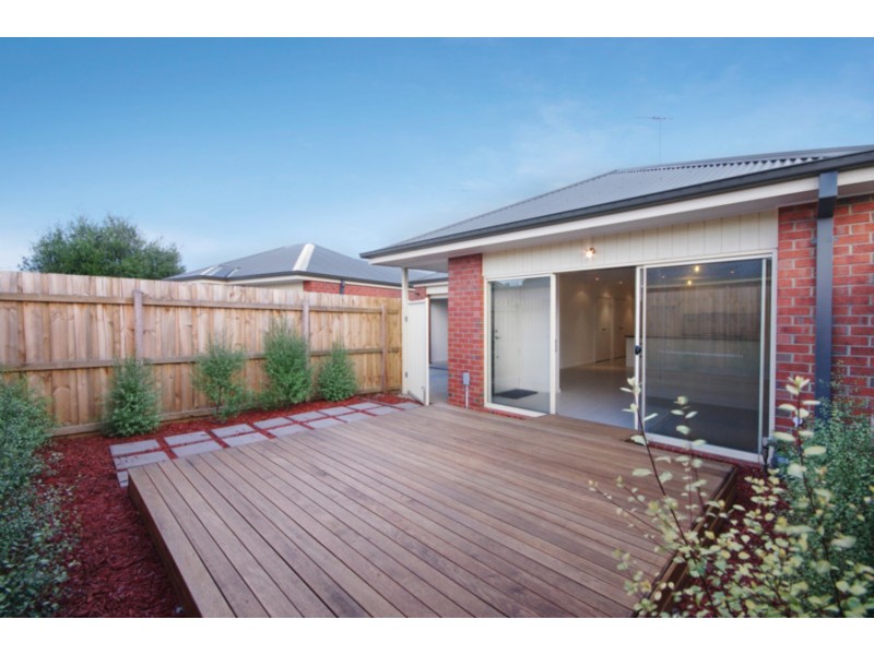 2/6 Solomon Court, Breakwater VIC 3219