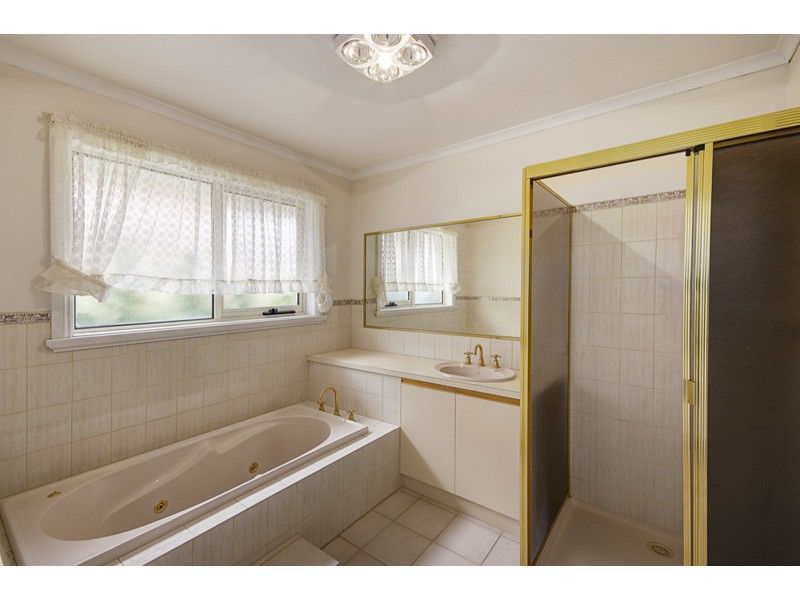 15 Glastonbury Drive, Highton VIC 3216