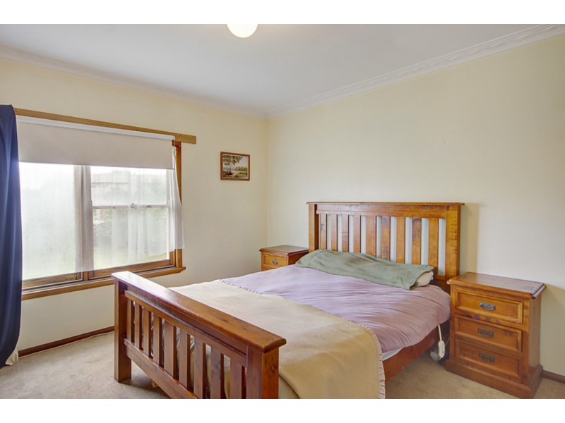 13 Cheltenham Road, Newcomb VIC 3219