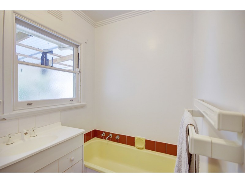 13 Cheltenham Road, Newcomb VIC 3219