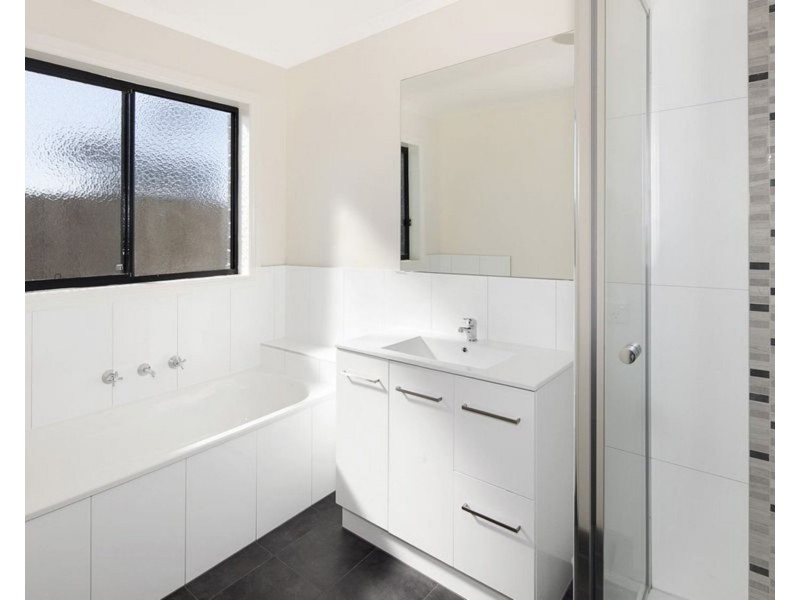 2/4 Barwarre Road, Marshall VIC 3216