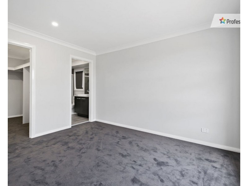33 Thorpe Way, Box Hill NSW 2765