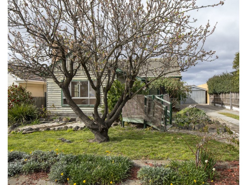 22 Grandison Grove, Oak Park VIC 3046