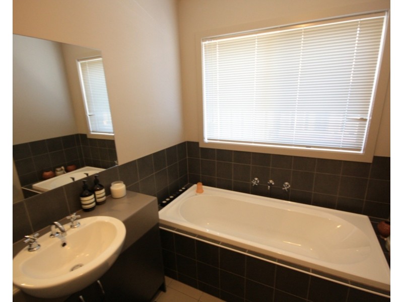 6 Thatcham Lane, Craigieburn VIC 3064