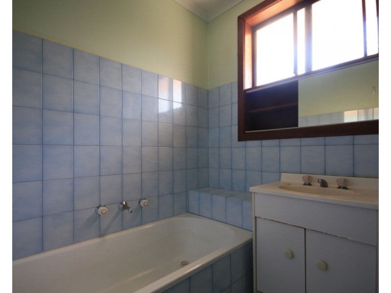 2/27 Shankland Boulevard, Meadow Heights VIC 3048