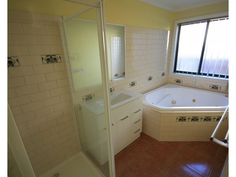 114 Roxburgh Park Drive, Roxburgh Park VIC 3064