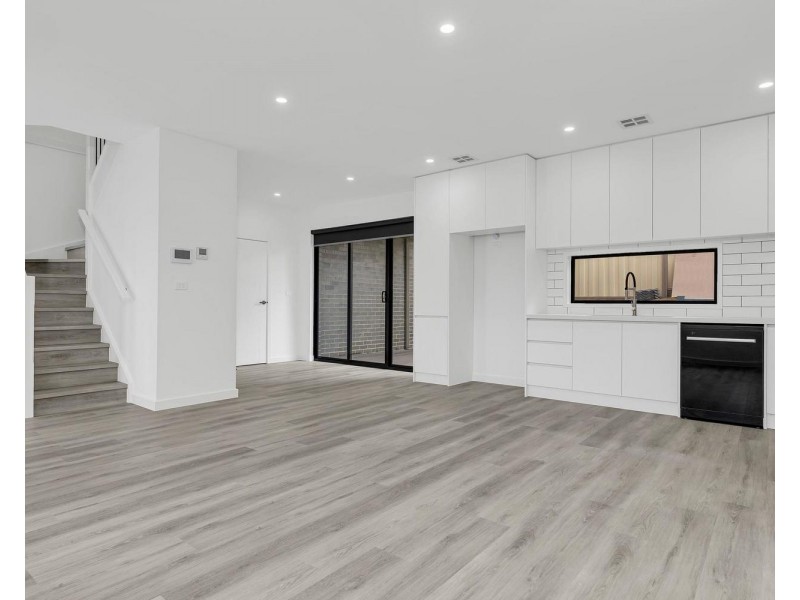 2/16 Inverie Court, Greenvale VIC 3059